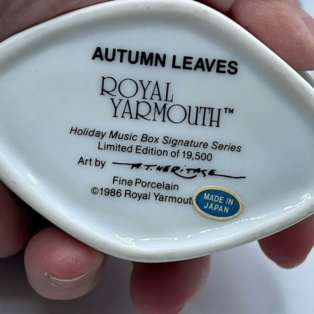 VTG Royal Yarmouth Music trinket box “ Autumn Leaves “ 1986.